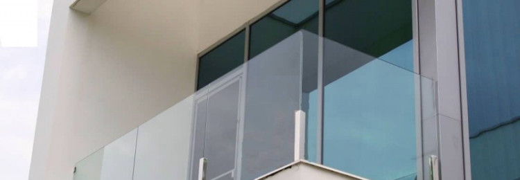 Стеклянные ограждения балконов: все «за» и «против»