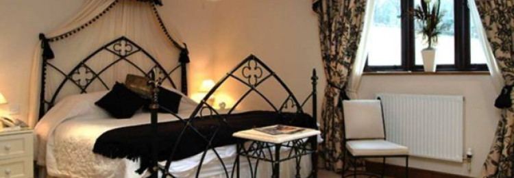 Спальня в готическом стиле: основные элементы, рекомендации по оформлению