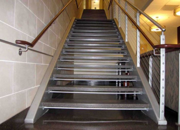 Ступени для лестниц металлические: конструктивные особенности