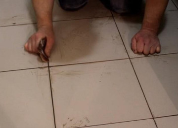 Как почистить швы между плиткой на полу: качельную отмыть, межплиточное средство от грязи, напольную отбелить
