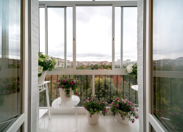 Французские окна на балконе: дизайн и особенности установки