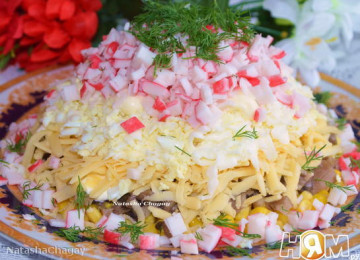 Салат с кукурузой, крабовыми палочками, яйцами и грибами рецепт с фото