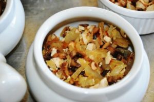 Грибные жульены со сметаной: фото и рецепты жульенов из курицы и грибов со сметаной