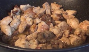 Как приготовить мясо с грибами и рисом в духовке и мультиварке