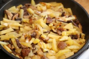 Картошка с грибами и помидорами, запеченная в духовке или жареная на сковороде