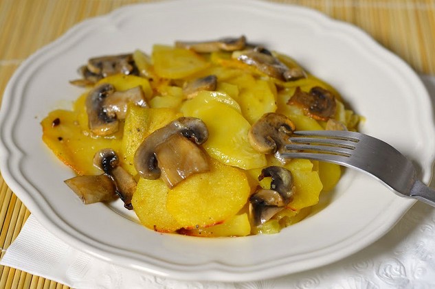 Картошка с грибами в сливках, приготовленная в духовке, мультиварке и на сковороде