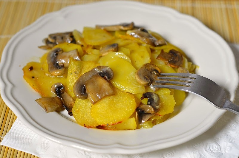 Картошка с грибами в сметане: рецепт картофеля в духовке и мультиварке, жареного на сковороде