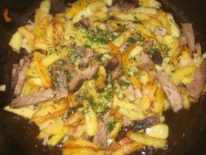 Картошка с мясом и грибами: рецепты приготовления с фото блюд в духовке и на сковородке