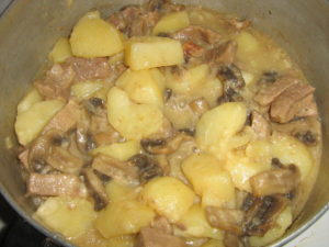 Картошка с замороженными грибами: как приготовить жаренный картофель на сковороде, тушеный в мультиварке и духовке