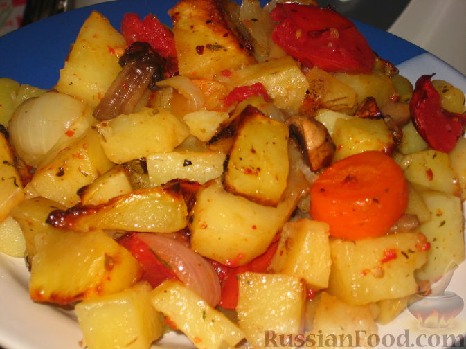 Картошка, запеченная с грибами и овощами в духовке; картофель, тушеный с грибами и овощами