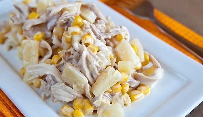 Куриные салаты с маринованными грибами: рецепты салатов слоями и перемешанных с курицей и грибами