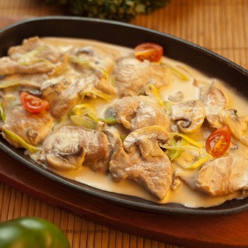 Мясо с грибами в сметане: рецепты для духовки, мультиварки, сковороды и микроволновки