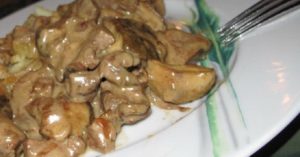 Печень с грибами в сметанном соусе: рецепты приготовления