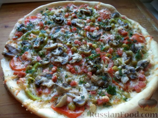 Пицца с грибами, и огурцами ( солеными и маринованными)