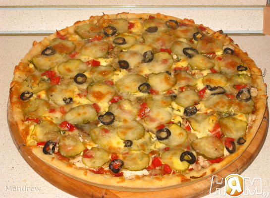 Пицца с грибами, и огурцами ( солеными и маринованными)