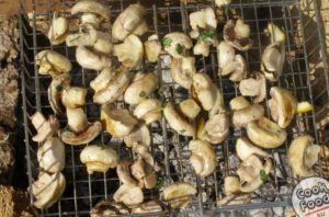 Шампиньоны на костре: фото и рецепты, как приготовить грибы для жарки на пикнике