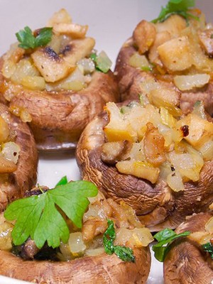 Шампиньоны с фаршем: фото и рецепты блюд из фаршированных грибов, приготовленных в духовке и мультиварке