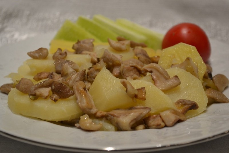 Тушеная картошка с маслятами в мультиварке, духовке, на сковороде