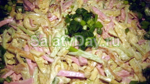 Блинный салат с копченной курицей рецепт с фото