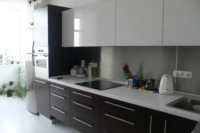Черно-белая кухня в стиле модерн