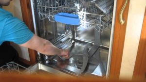Что делать, если зависла посудомоечная машина