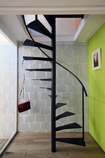 Дизайн винтовой лестницы на второй этаж: материалы и стили