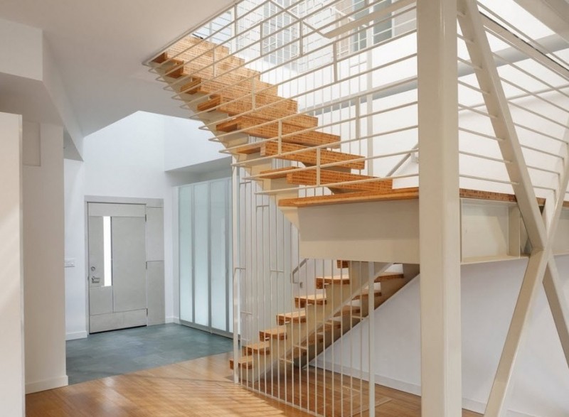 Двухмаршевая лестница с площадкой: особенности конструкции