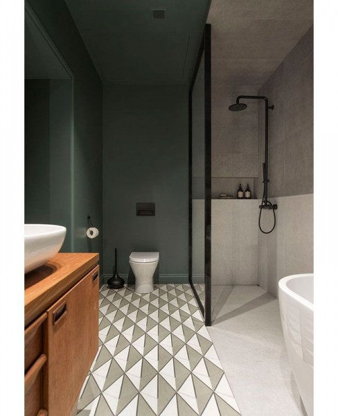 Элегантный дизайн ванной комнаты в черном цвете от lenka míková