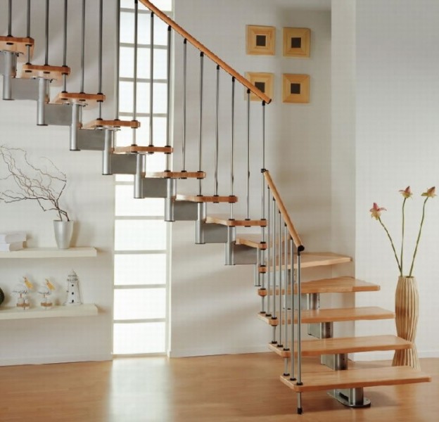Г образная лестница: деревянные конструкции с площадкой, материалы и особенности