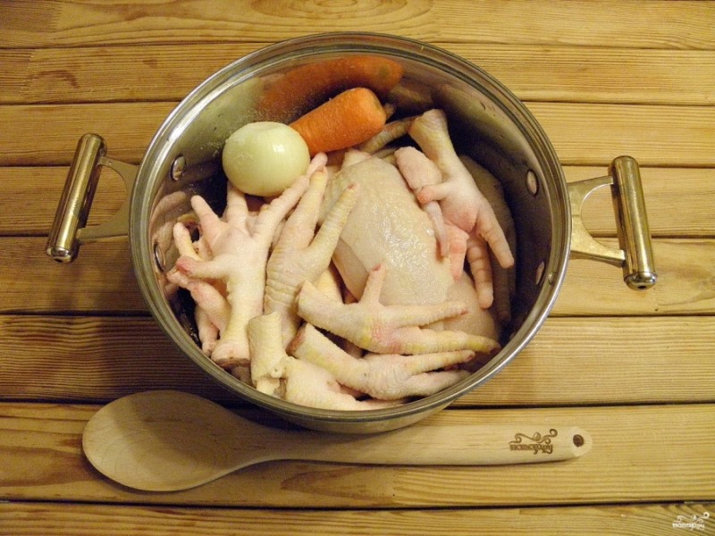 Холодец из куриных лапок, курицы и свинины, рецепт с фото