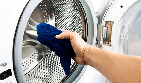 Как избавиться от неприятного запаха из стиральной машины и почему он повляется?