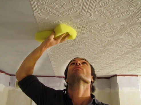 Как клеить обои на потолок: особенности проведения работ своими руками