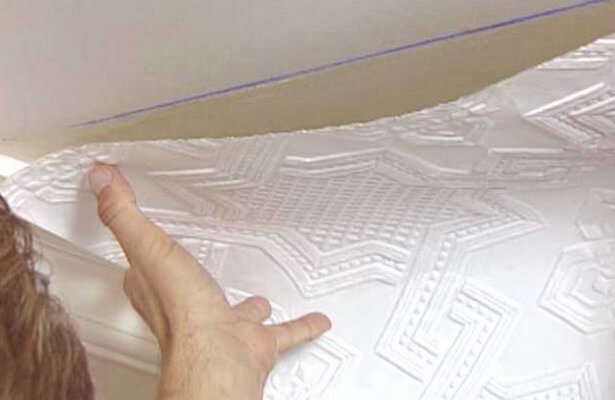 Как клеить обои на потолок: особенности проведения работ своими руками
