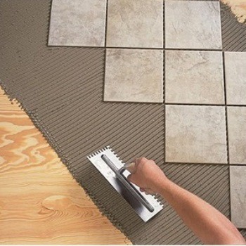 Как положить плитку на деревянный пол на кухне правильно: можно ли укладывать, инструкция, видео