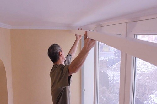Как повесить гардину к стене и около потолка