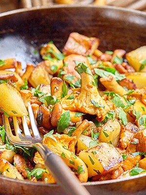 Как пожарить лисички с картошкой на сковороде: фото, рецепты жареных грибных блюд с видео