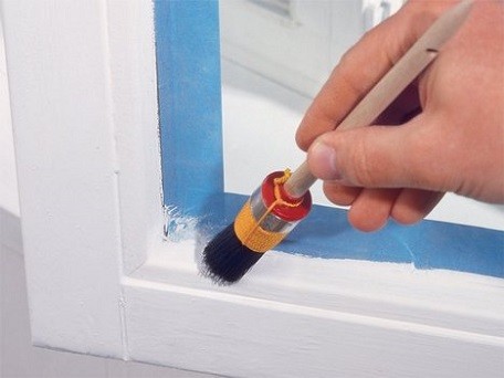 Как правильно покрасить окно с деревянной рамой?
