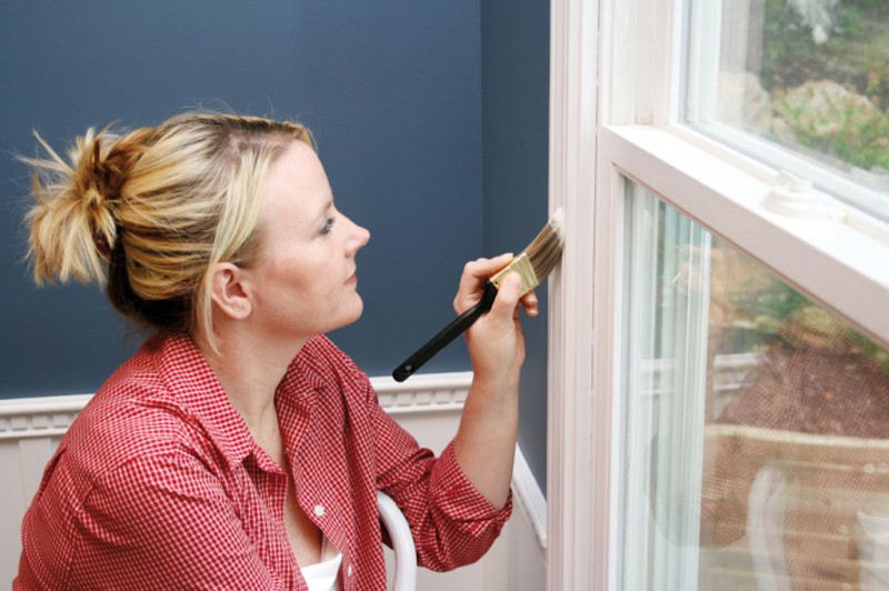 Как правильно покрасить окно с деревянной рамой?