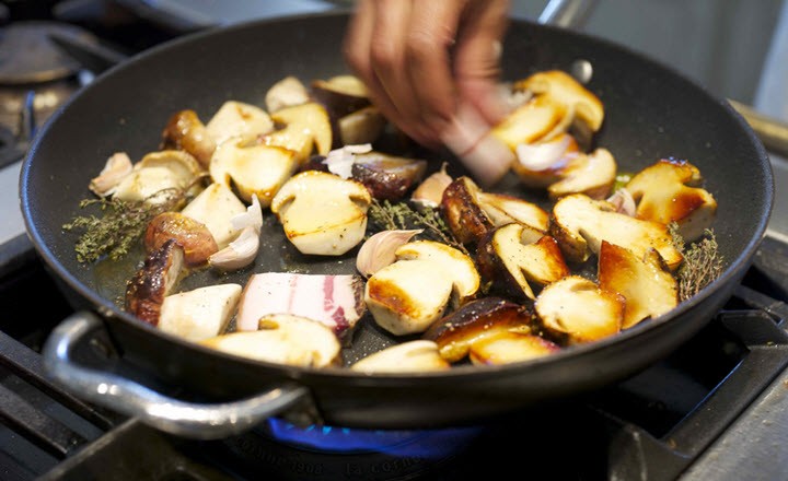 Как правильно пожарить белые грибы: рецепты с видео, как жарить сухие, свежие и замороженные боровики
