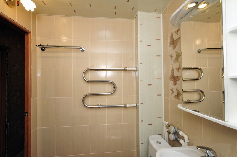 Как правильно закрыть стояк в ванной?