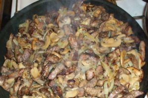 Как приготовить печень с грибами шампиньонами: рецепты салатов и других грибных блюд