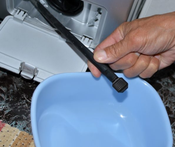 Как слить воду из стиральной машины?
