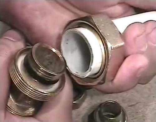 Как соединять металлопластиковые трубы? видео