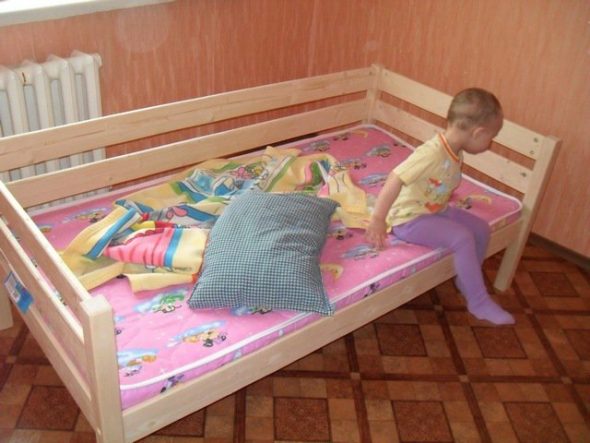 Как своими руками сделать кровать в детскую комнату? (фото и видео)