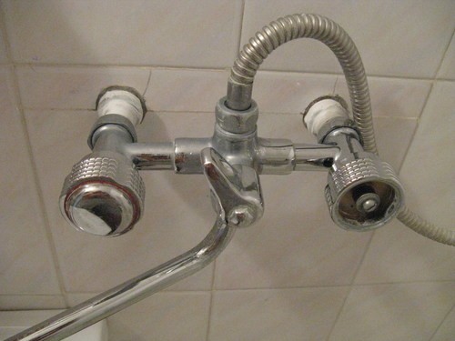 Как установить смеситель в ванной