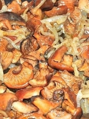 Как жарить рыжики в муке на сковороде: рецепты приготовления жареных грибов в домашних условиях