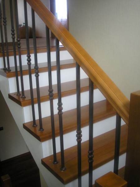 Металлические балясины в конструкции лестницы