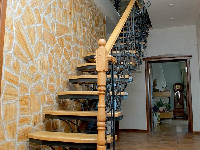 Металлические лестницы для дома: виды, особенности, преимущества