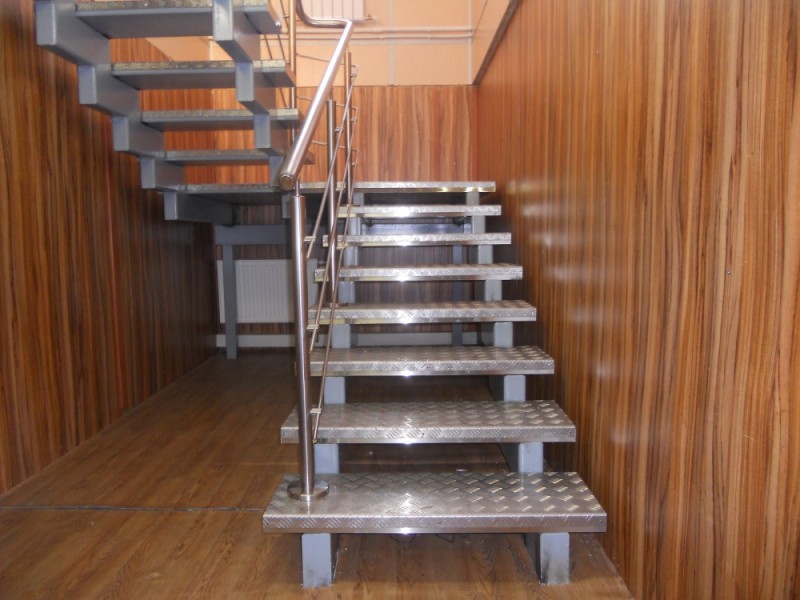 Металлические лестницы для дома: виды, особенности, преимущества