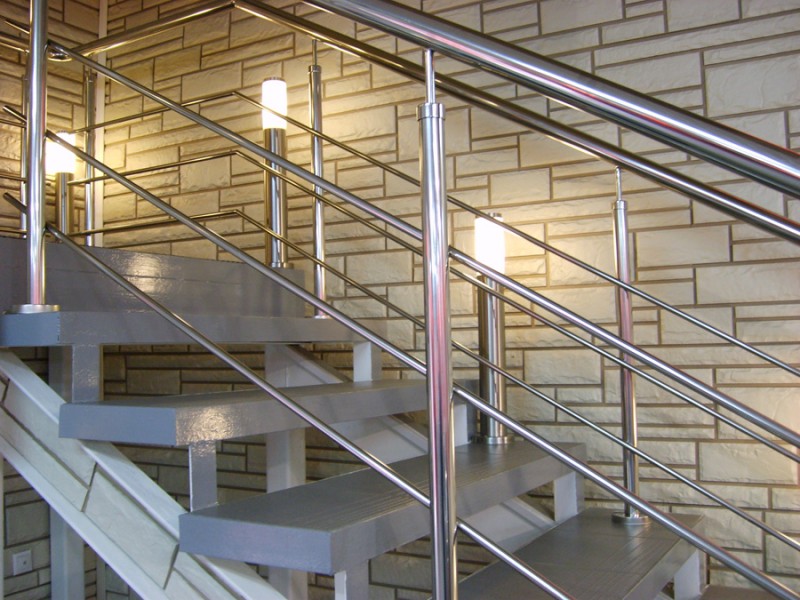 Металлические ограждения для лестницы: особенности конструкции